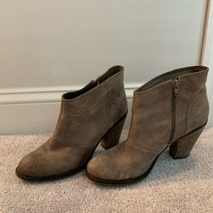 Distressed grey jessica Simpson boot 🥾